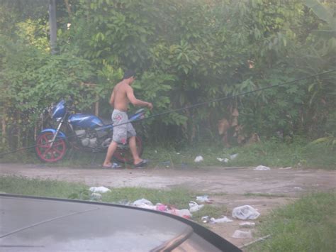 Addduuuh anak mamaa malah main air siih. jatesmart: mat rempit hensem basuh motor sebelah rumah