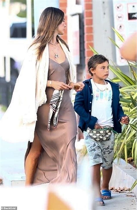 Alessandra ambrosio is an supermodel with a busy schedule, though she tries to take time for her hobbies. Alessandra Ambrosio präsentiert Ihren Stil, wie Sie die ...