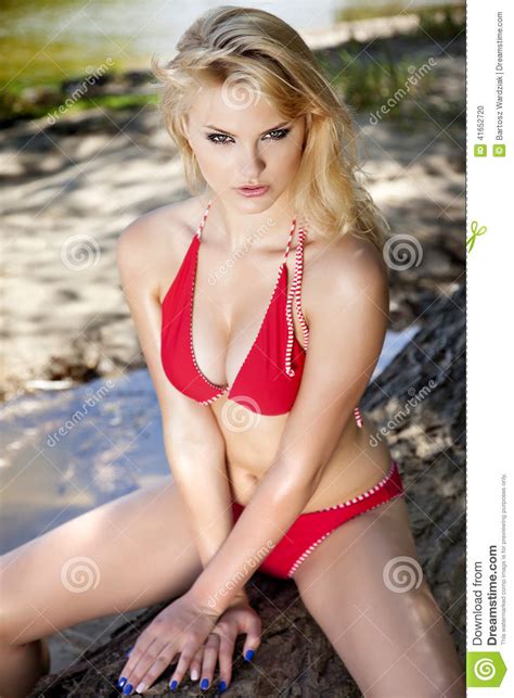 Patient and cooperative that she is, donna works well with groups and somehow finds a way of creating harmony among diverse opinions. Bella Donna Bionda In Bikini Rosso Fotografia Stock ...