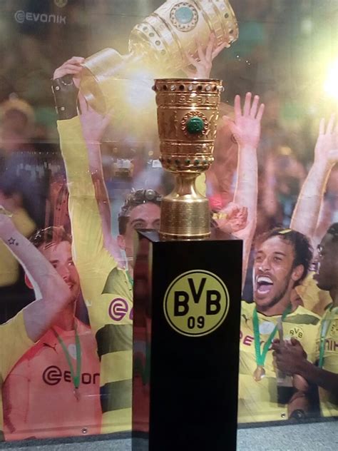 Eine liebe ️懶 #fuerdortmundnachberlin #dfbpokal DFB Pokal Foto Aktion im Fanshop des BvB09 in der ...