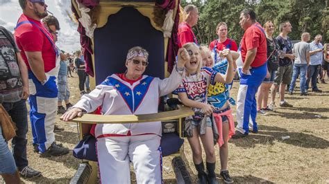 Achterhoeks nuchter en toch een beetje gek. Tante Rikie hangt draagstoel aan de wilgen - Motor.NL