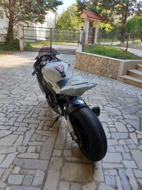 Bmw s1000rr is a race oriented sport bike initially made by bmw motorrad to compete in the 2009 superbike world championship, that is now in commercial production. BMW S1000RR, 2011 god.