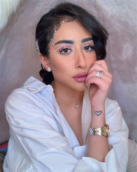 من هي؟ فرح الهادي ممثلة كويتية ومدونة جمال وموضة، وأحد أشهر الشخصيات على مواقع التواصل الاجتماعي، وُلدت في 7 فبراير ‏عام 1995، في الكويت، ويُقال أنها من فئة البدون.‏ بهذا الأسلوب تختار فرح الهادي ساعاتها | مجلة الجميلة