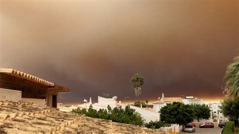 O incêndio que lavra em monchique já passou para o concelho de portimão e obrigou à evacuação de duas casas e de um lar de idosos na pereira, junto ao o incêndio teve início na zona do tojeiro, freguesia de marmelete, concelho de monchique, com o alerta a ser dado cerca das 13h30. Incêndio Monchique 2018 - YouTube