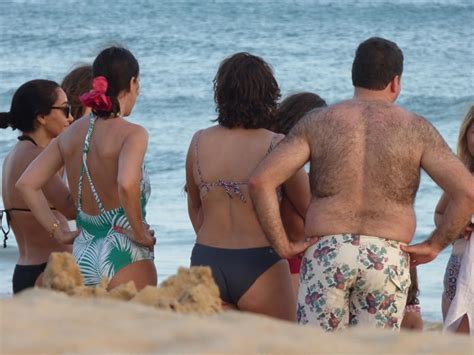 Casada, mãe de 4 filhos, reza todos dias e começou a correr na rua para recuperar a forma física depois da última gravidez. Mais magra, Assunção Cristas provoca sorrisos na praia ...