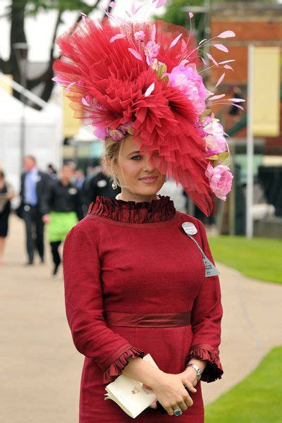 The royal ascot horse races featured the queen, kate middleton, and prince william. Verrückte Accessoires: Die Hüte beim Royal Ascot (mit ...