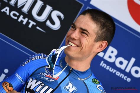 Op ruim een kilometer van de finish kwam de belg in een bocht hard in aanvaring van aert werd vooraf bij de belangrijkste kanshebbers voor de ritzege gerekend. Wout Van Aert na tweede plek in Rad am Ring klaar voor ...