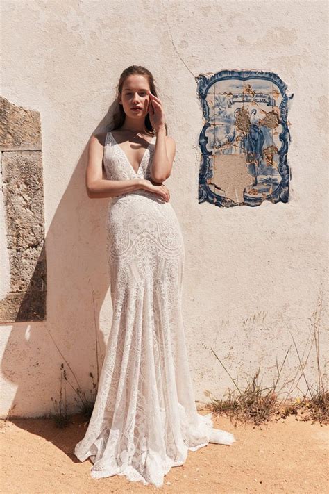 Der schönste tag im leben liegt vor dir und damit auch die suche nach dem perfekten brautkleid oder hochzeitsanzug. Anna Kara 2020 | Kleid hochzeit, Einzigartiger brautkleid ...