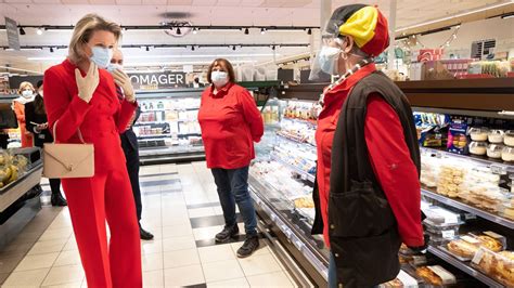 Consejos y trucos para aprender francés y flamenco. Matilde de Bélgica, con guantes de piel en el supermercado