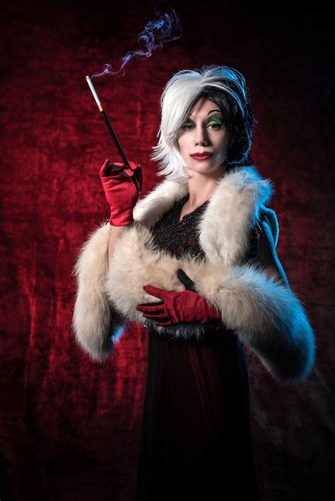 Cruella de vil deville kısa peruk cosplay kostüm isıya dayanıklı sentetik saç erkekler kadın afro peruk. Cruella de Vil | Cosplay, Disney villians, Cruella