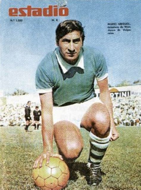 The club santiago wanderers plays for the country chile. Mario Griguol, puntero derecho de Wanderers, en tapa de la ...