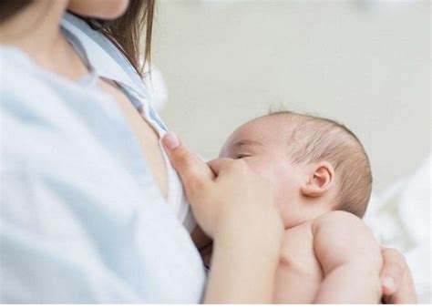 Pada umumnya bayi merangkak pada. 5 Cara Membantu Bayi Menyusu Dengan Benar | Orami