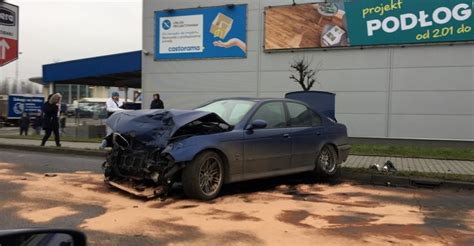 Autobus linii nr 600, który jechał w kierunku przystanku zawodzie centrum przesiadkowe, zderzył się z samochodem ciężarowym, a ten siłą odrzutu wpadł na osobówkę. Katowice: Wypadek i ogromny korek na al.Roździeńskiego ...