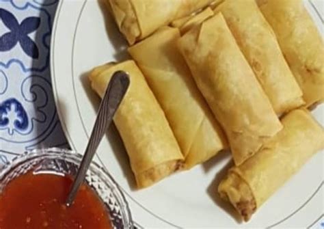 Lumpia merupakan salah satu makanan indonesia yang terpengaruh dari budaya tionghoa. Resep Lumpia goreng oleh Monik - Cookpad