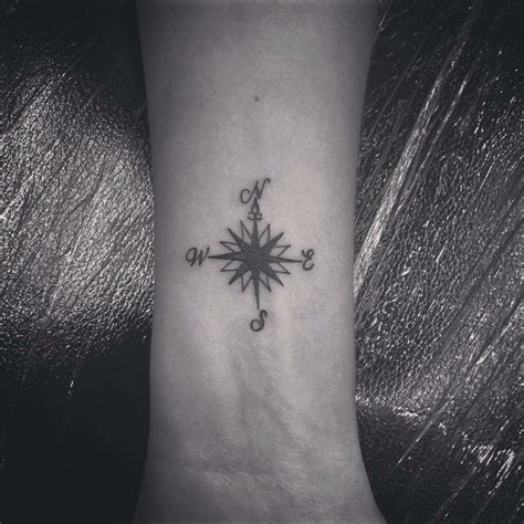 Here we have collected some great designs of compass tattoos. Small compass wrist tattoo (With images) | Small compass ...