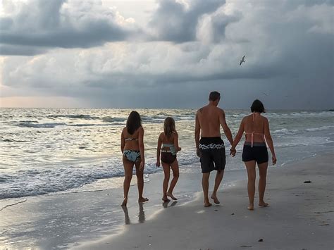 Trouvez des images libres de droits de family. Fitur: La familia aporta al turismo casi el triple que los ...