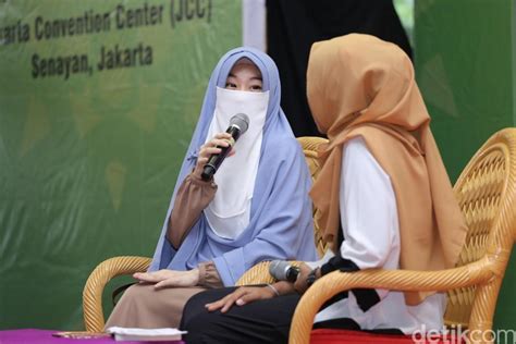 Larissa chou akhirnya hadiri sidang cerai untuk pertama kalinya foto: Kisah Larissa Chou Jadi Mualaf dan Dinikahi Putra Ustad ...