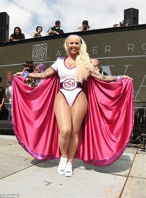 Sophie de birçok kadın gibi ince bele sahip olma isteğinden böyle bir operasyona girişmiş. Amber Rose dons superhero cape at SlutWalk in Los Angeles ...