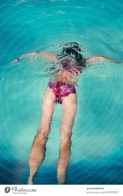 Im aquarium schwammen farbenprächtige exoten. Mädchen beim Schwimmen und Entspannen im Schwimmbad - ein ...