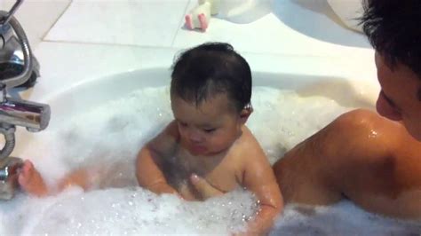 Cutest babies babies love bathing and playing in the water. Matilda bath time with daddy - YouTube