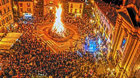 Viene sempre raffigurato con molti animali domestici attorno e questo binomio era così. Fuochi, maiali e maschere. La festa di Sant'Antonio Abate ...