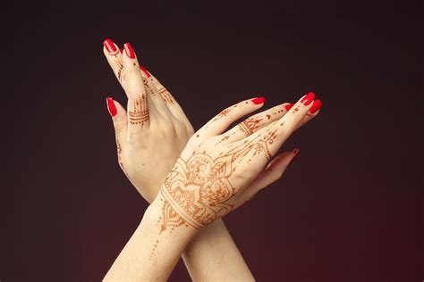 Gambar di atas merupakan salah satu contoh motif henna simple. Ingin Menghias Kuku dengan Henna? Ini Dia Cara Pakai Henna ...