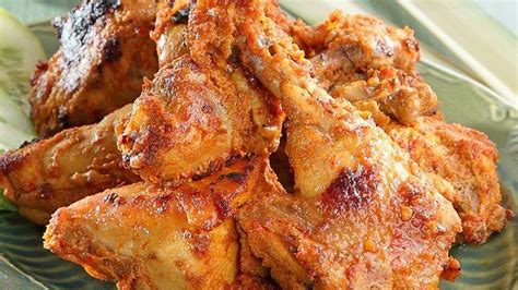 Dalam pembuatan ayam bakar di perlukan peralatan antara lain : Cara Masak Ayam Bakar Padang - Resep Ayam Bakar Ala Rm ...