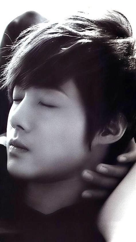 And in a country that had never known such crimes, the dark whispers about a serial murderer grow louder. Pin en B&W ♡ 김현중