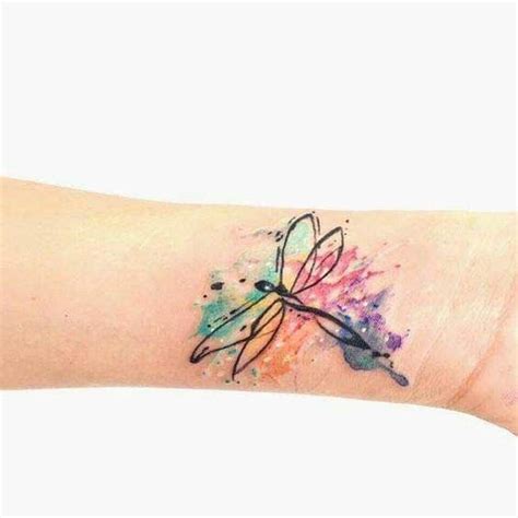 Dnes už se doba posunula a tetování se stávají čím dál tím oblíbenější i mezi všemi lidmi. Pin by Janyss Janyss on Tetování in 2020 | Tetování vážky ...