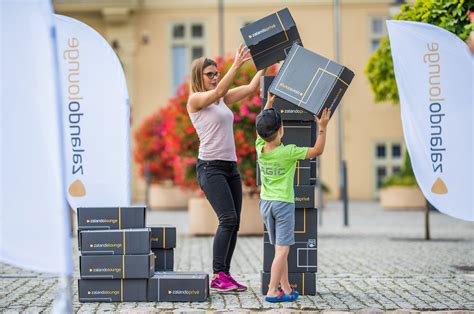 Scopri su zalando tendenze e novità di abbigliamento e accessori da donna, uomo e bambini. Zalando: Zalando Lounge Celebrates New Fulfillment Center ...