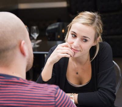 Un jour, elle m´a appelé et m´a demandé de venir pour vérifier les invitations de mariage. Elle pose sa main sur le menton : Séduction : interpréter ...