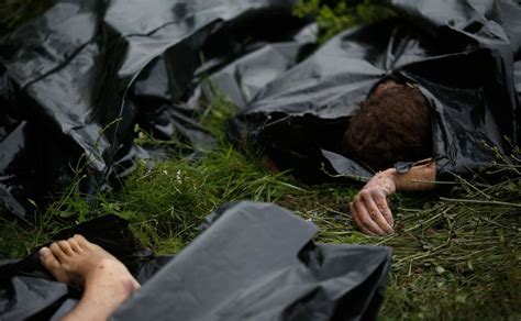 Igor girkin says 'mh17 bodies aren't fresh' as he. Photos: Ukraine rebels move MH17 victim's bodies, tamper ...