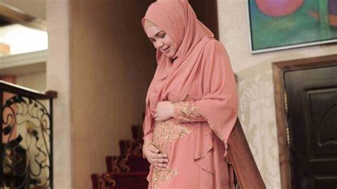 Dalam unggahan tersebut, siti menjelaskan kalau usia kandungannya sudah empat bulan. Hamil, Siti Nurhaliza Posting Foto Perut Buncit Bareng ...