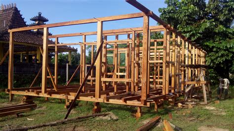 Rumah panggung yang pertama semua konstruksinya memang terbuat dari kayu. Cara Buat Rumah Kayu | Desainrumahid.com