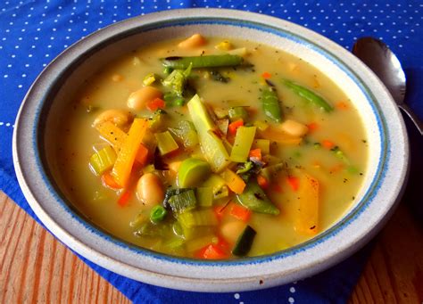 Trockener weißwein 2 (15, 5 unzen) dosen cannellini bohnen 1 1/2 c. Gemüsesuppe mit dicken weißen Bohnen und Kokosmilch ...