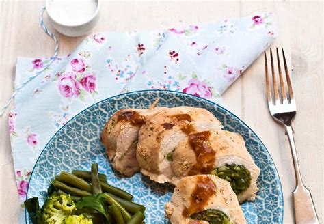 1 petto di pollo intero 1 fetta di pane bianco marsala secco rosmarino salvia pistacchi un po' di uvetta 3 prugne prosciutto aglio olio e.v.o. Tasca di pollo alle verdure - W il Pollo