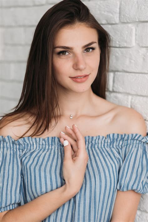 Le mensuel se décline en 12 couvertures, mettant en scène les plus belles femmes du monde, nues. Portrait de la belle jeune femme en chemisier bleu aux ...