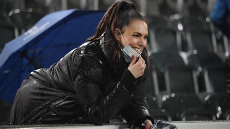 Die beliebte sportmoderatorin esther sedlaczek ist im tv nicht mehr wegzudenken. Esther Sedlaczek wird "Sportschau"-Moderatorin - kicker