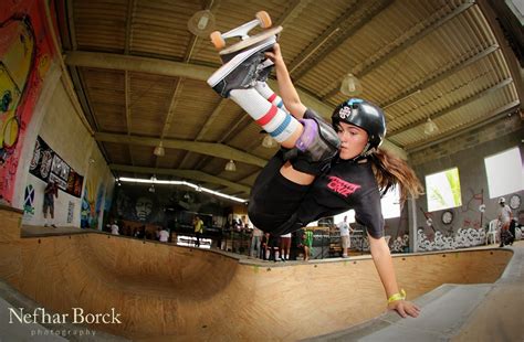 Yndiara empezó a practicar el surf en su ciudad natal. Yndiara Asp Skateboarding Brazil