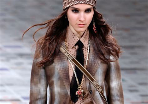 Una veste grafica nuova ed immediata e un'esperienza di navigazione più fluida. Moda, bandane e cravatte: Dior, a Parigi sfila la donna ...