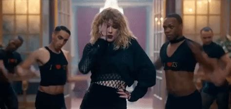 Now editing videos is simplified with invideo's online video editor having readymade templates & stickers. Taylor Swift se burla de sí misma en el video de "Look ...