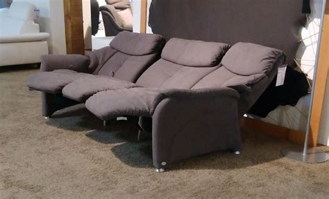 Das moderne zusammenspiel des bezugs aus ca. Sofa 4216 Dreisitzer Stoff Braun mit manueller ...