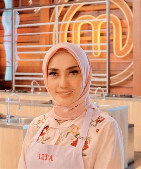 The cooks have 60 minutes to grind up their favorite combo of meat and seasoning, squeeze it into some casing, and get it up on the judges' stand before time runs out. Foto dan biodata Top 10 MasterChef Indonesia Season 5 (2019) | Info artis, musik dan Televisi
