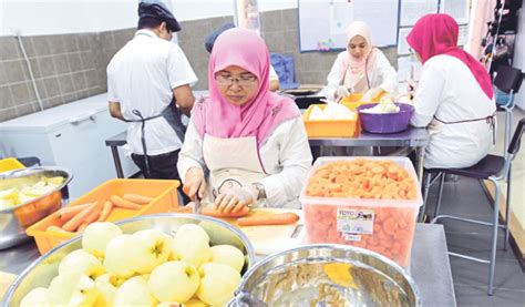 Untuk bayi usia 10 bulan, anda sudah bisa membiarkannya mencoba makan sendiri. Sajian kuskus untuk bayi | Harian Metro