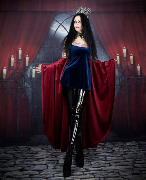 The catsuit is made of faux leather, high halter neck, a sleeveless design, strappy pentagram detail in front, crisscross side panel details, matching long. Arwen Undomiel Blood Red Gown - Lord of the RIngs cosplay ...