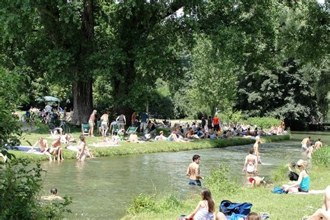 Biergärten, bauwerke, seehaus und sportmöglichkeiten. Englischer Garten | Passeio de bicicleta por Munique. O ...