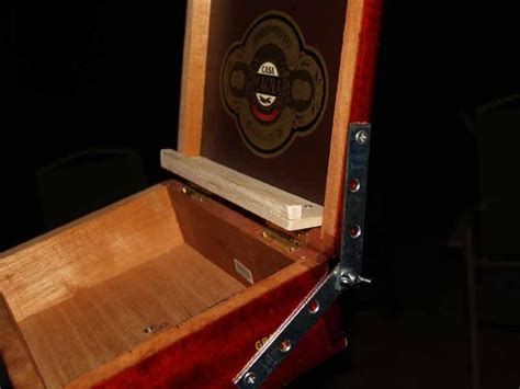 I have always loved the. homemade cigar/pochade box - WetCanvas | Pochade box, Artist easel, Painted boxes