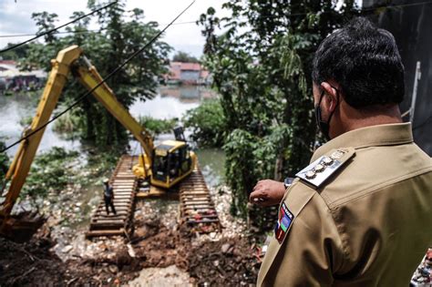 Saat hal ini terjadi, banyak kerugian yang akan anda hadapi, salah satunya banjir di dalam rumah. Saluran Air Tersumbat Longsor Dibuka, Banjir di Kedung ...