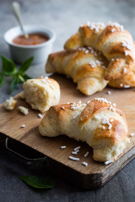 Cornetti veloci allo yogurt- ricetta facile - Elvira Dolci ...