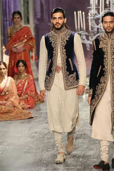 The tarun tahiliani menswear collection is a mix of kurtas, sherwanis, waistcoats, stoles, and scarves. Tarun Tahiliani in INDIAN COUTURE WEEK 2016 | Fashion ...